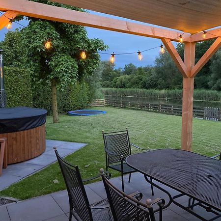 Villa Riverside Met Hottub, Eigen Aanlegsteiger, Zwemtrap, Trampoline En Kano'S Zeewolde Exterior foto