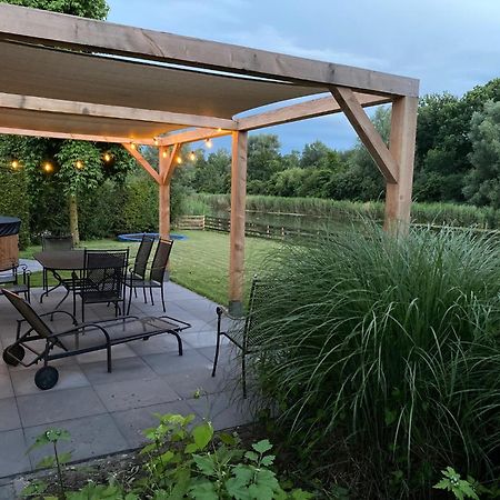 Villa Riverside Met Hottub, Eigen Aanlegsteiger, Zwemtrap, Trampoline En Kano'S Zeewolde Exterior foto