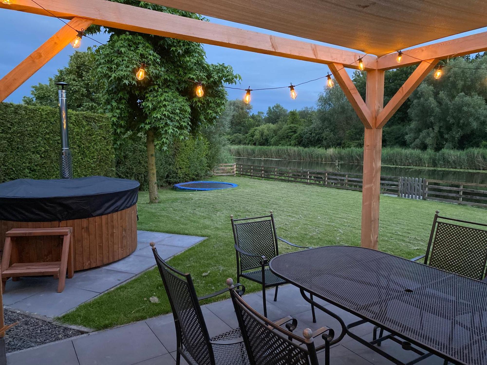 Villa Riverside Met Hottub, Eigen Aanlegsteiger, Zwemtrap, Trampoline En Kano'S Zeewolde Exterior foto